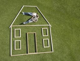 ● A lakásvásárláshoz lakáshitel felvételét tervezők közel 70 százalékának még nincs hitele, 30 százalékuk viszont jelenleg is törleszt valamilyen kölcsönt