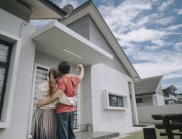 A lakáshitel felvétele után a fiatal pár megvásárolja álmai házát, és megkapják a kulcsokat.