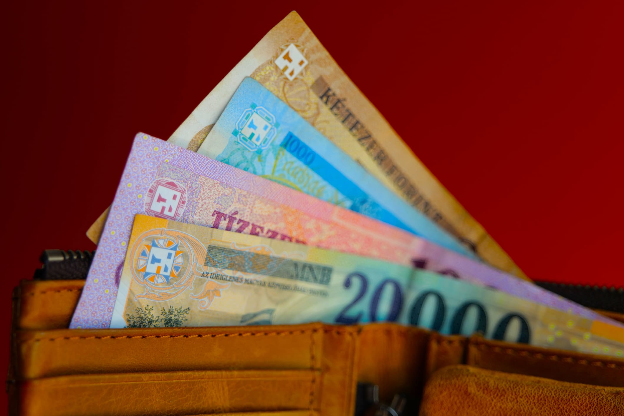 Magyar forint bankjegyek pénztárcában.