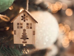 Egy faház dísz lóg a karácsonyfán, most karácsony előtti időszakban készítettünk példaszámításokat lakáshitel törlesztőkre.