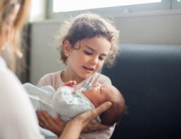 Második gyermek születése után már igényelhető a jelzáloghitel-elengedés, anya, kislány, újszülött baba.