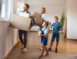 Új otthonba költöző család két gyerekkel. A CSOK illetékmentesség a CSOK-kal vásárolt lakásokra vonatkozik.