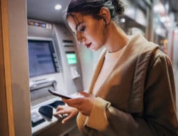 nő az ATM-nél díjmentes készpénzfelvételt intéz