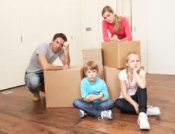 Két gyermekes család költözik. A költöztető dobozok felett gondolkodnak.