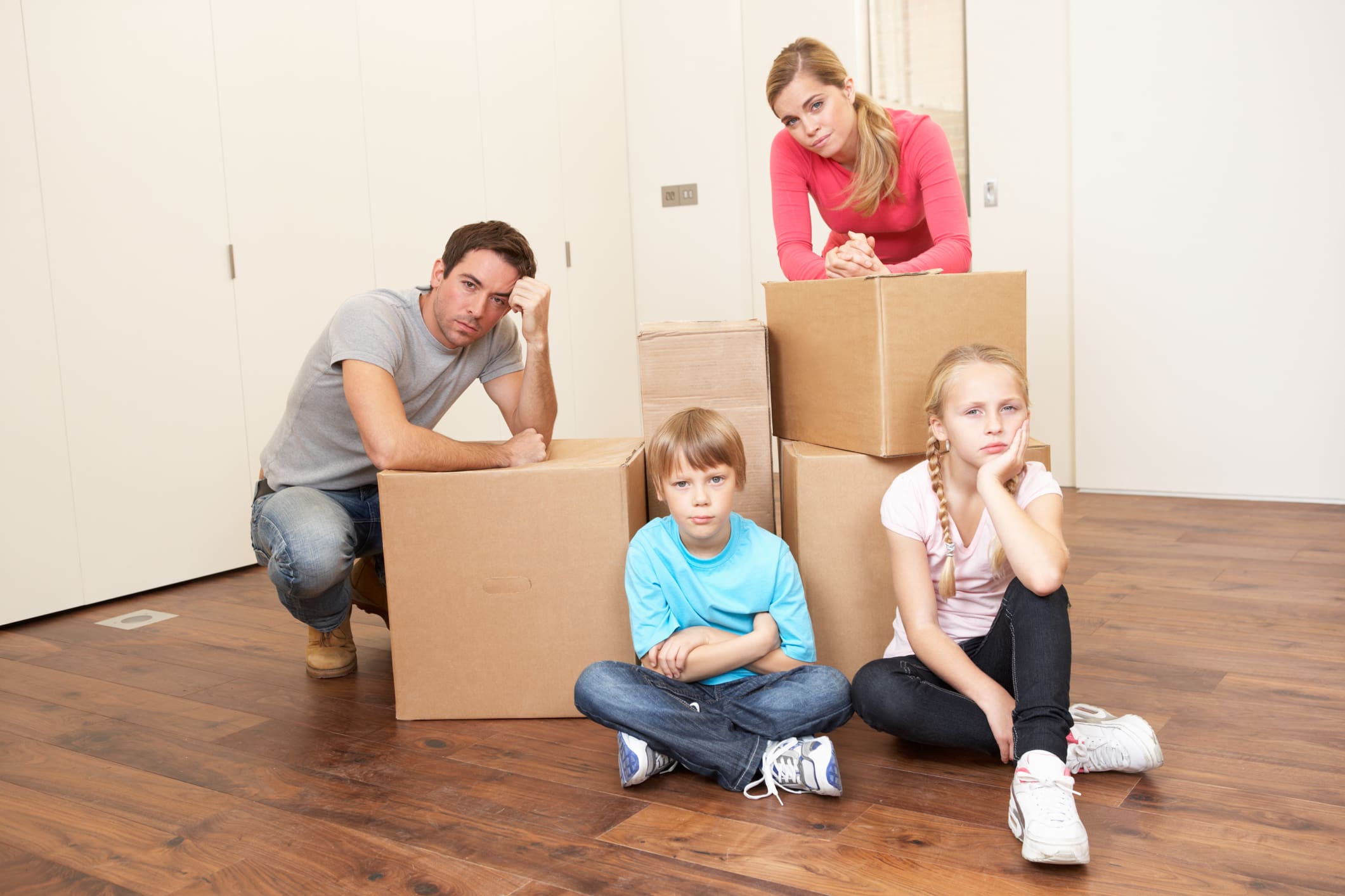 Két gyermekes család költözik. A költöztető dobozok felett gondolkodnak.