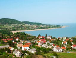 Kis falu látképe a Balaton partján
