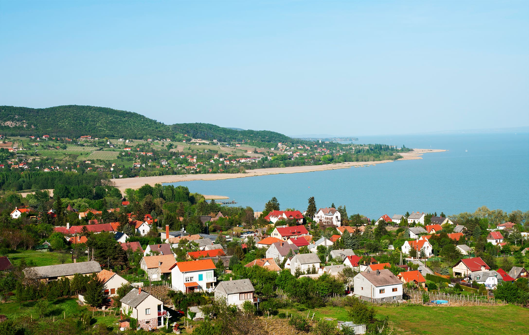 Kis falu látképe a Balaton partján