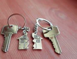 Két kulcs, egy házikó alakú kulcstartó kettétörve. Válás.