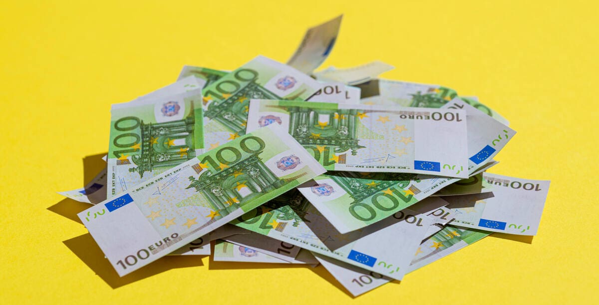 devizaszámla - egy halom eurós bankjegy