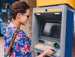 nő az atm-nél készpénzfelvétel közben digitalizált kártyával