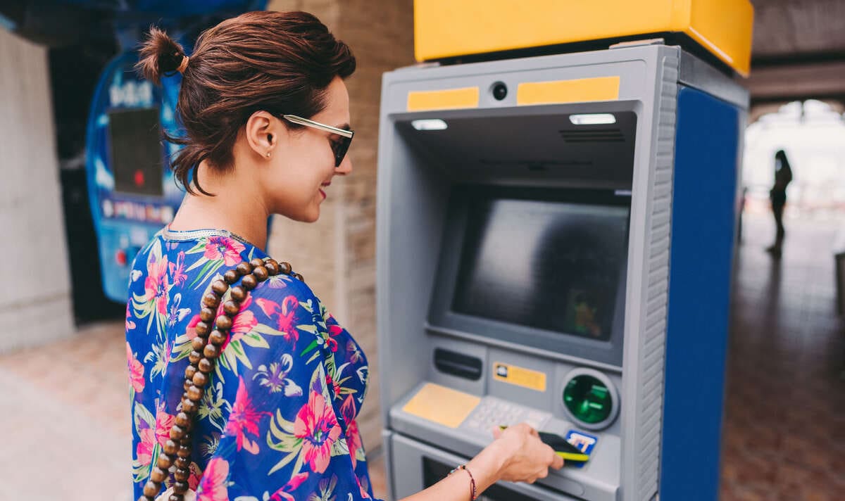 nő az atm-nél készpénzfelvétel közben digitalizált kártyával