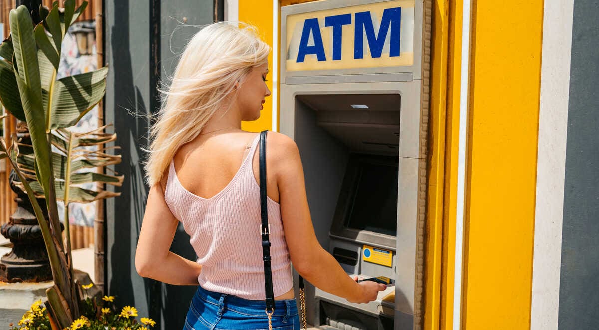 szőke hölgy az atm-ből pénzt vesz fel, revolut ingyenes készpénzfelvétel revolut-kártyával