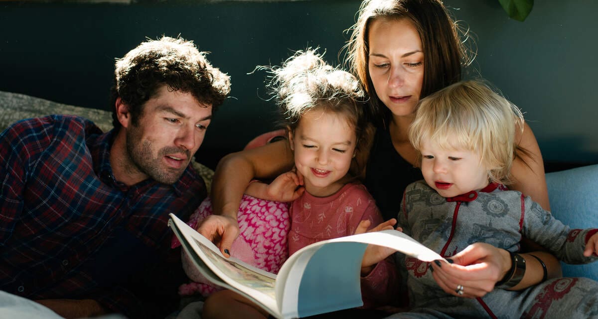 lakáshitel akció: családtámogató kedvezmények, család könyvet olvas, szülők, gyerekek