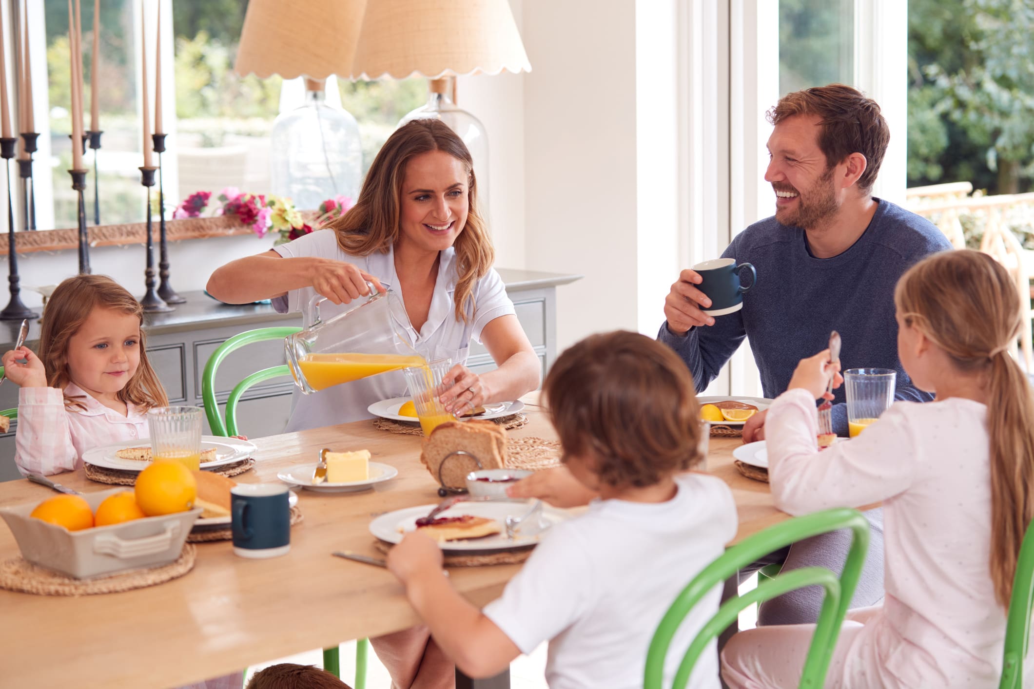 Háromgyermekes család együtt reggelizik