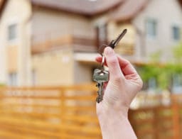 Egy lakás előtt állva egy női kéz kulcscsomót tart a kezében.