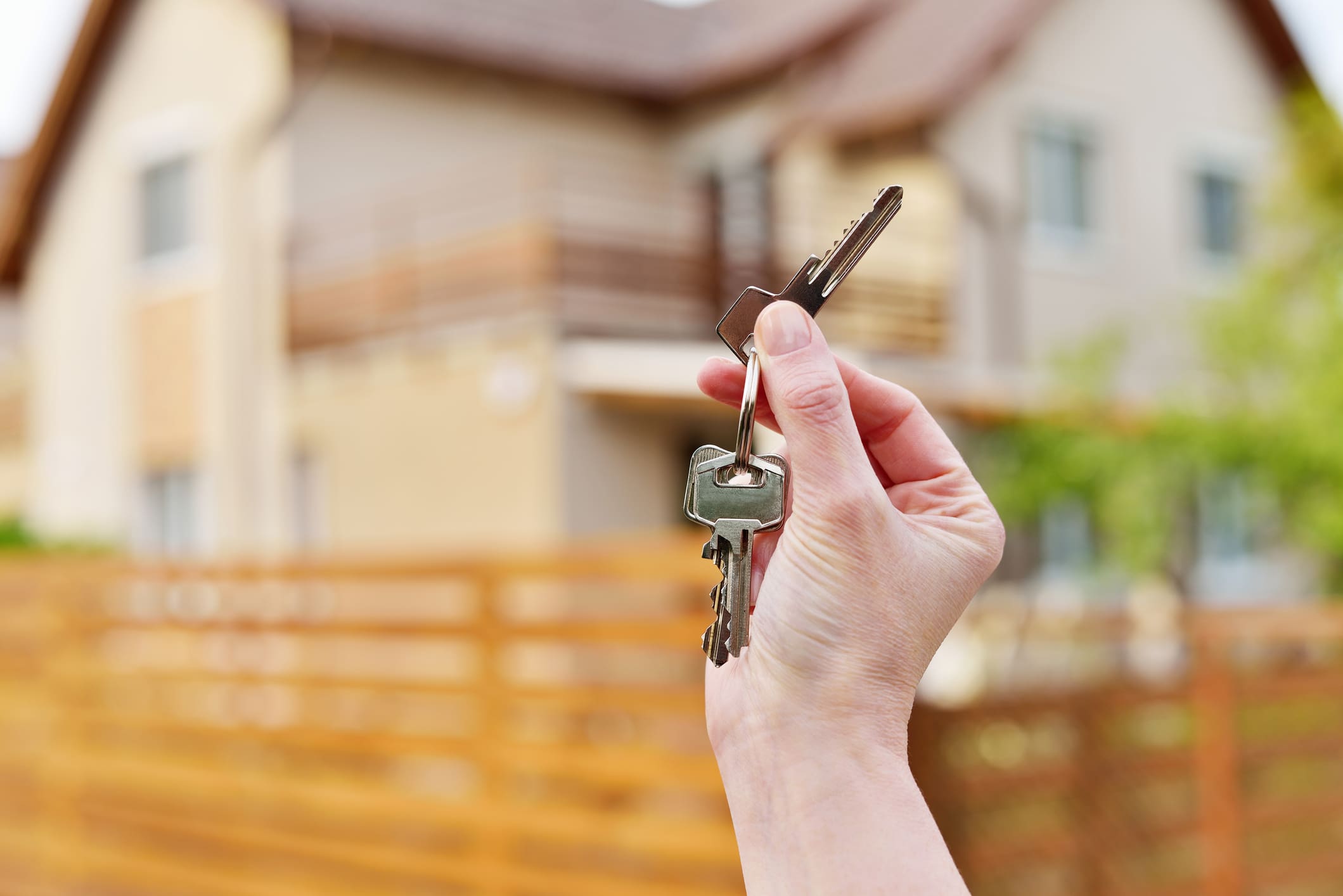 Egy lakás előtt állva egy női kéz kulcscsomót tart a kezében.