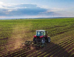 traktor a termőföldön, mezőgazdaság, termőföldek adásvételének szabályai