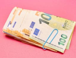egy köteg euró rózsaszín háttérrel - ingyenes díjmentes devizaváltás lehetséges magyar bankoknál - kedvező árfolyammal