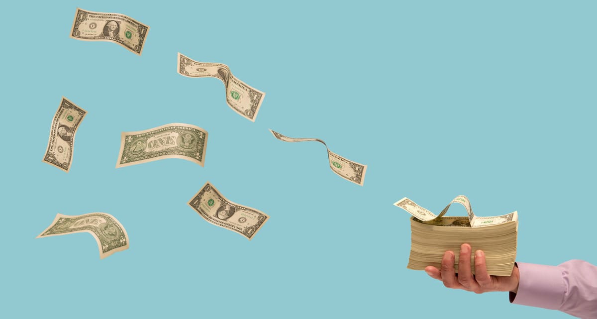 bankjegyek repülnek ki egy ember kezéből, türkiz háttér, szimbolikus költések, nyugdíj-megtakarítások költségei (összehasonlítás), tkm