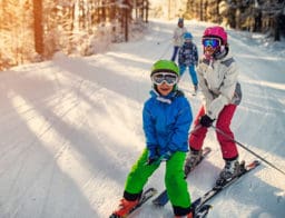 síelő család - síparadicsom - hó és hegyek - Téli utazás külföldre az ünnepek alatt
