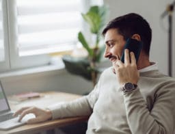 Fix Magyar Állampapír FixMÁP vásárlása online - férfi veszi, telefonnal a kezében