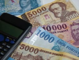 Magyar forint bankjegek mellett egy fekete számológép.