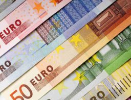 Egyre drágább az euró, átváltás, eurós bankjegyek, pénzek